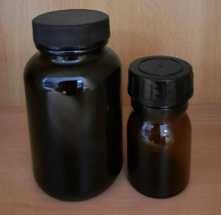 Pudeles tumšā stikla, ar pl.kaklu un skrūv.vāc.