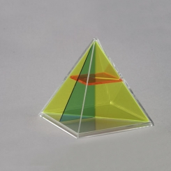Saliekama četrsstūra piramīda ar trīs daļām, augstums 100 mm.